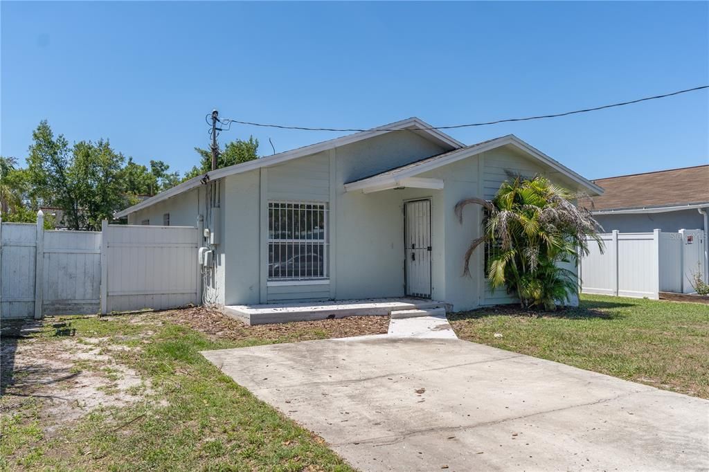 Activo con contrato: $215,000 (2 camas, 2 baños, 1145 Pies cuadrados)