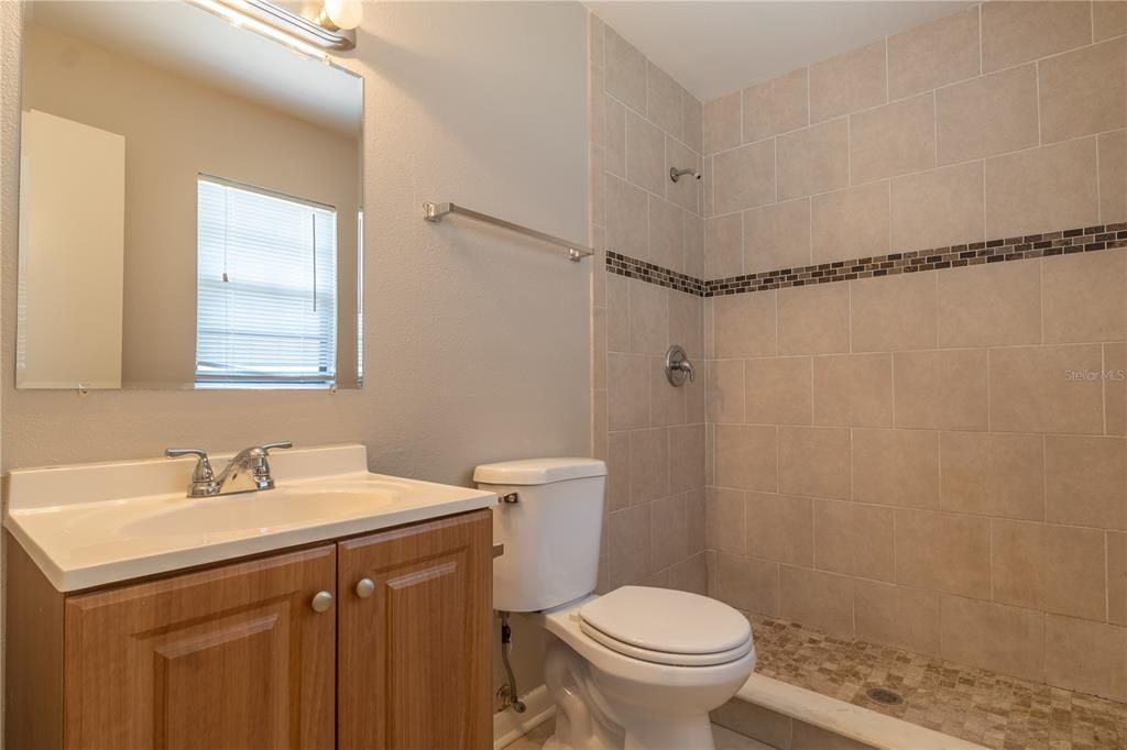 Activo con contrato: $215,000 (2 camas, 2 baños, 1145 Pies cuadrados)