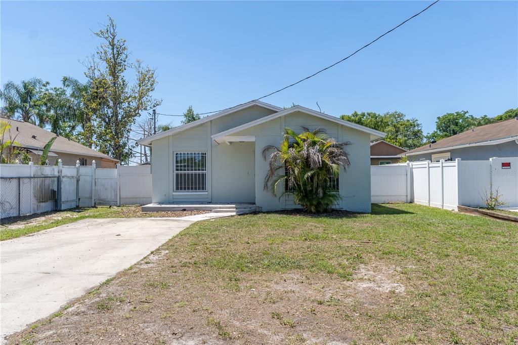 Activo con contrato: $215,000 (2 camas, 2 baños, 1145 Pies cuadrados)