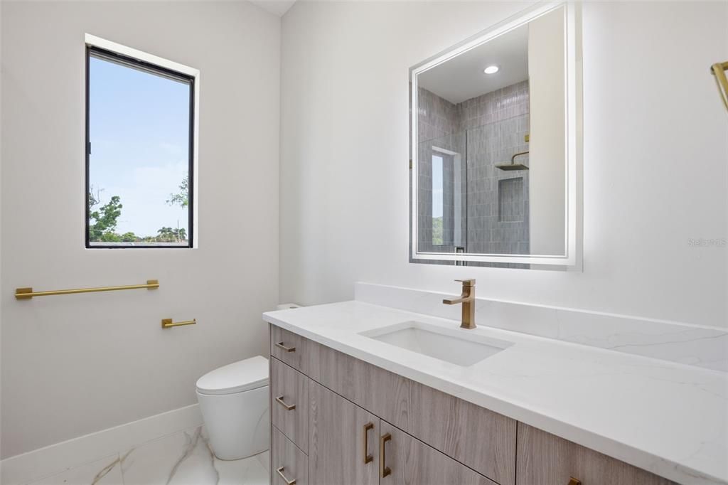 Activo con contrato: $999,000 (4 camas, 3 baños, 3005 Pies cuadrados)