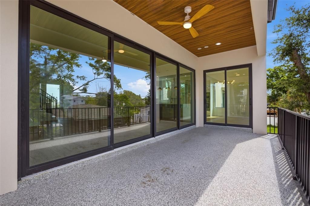 Activo con contrato: $999,000 (4 camas, 3 baños, 3005 Pies cuadrados)