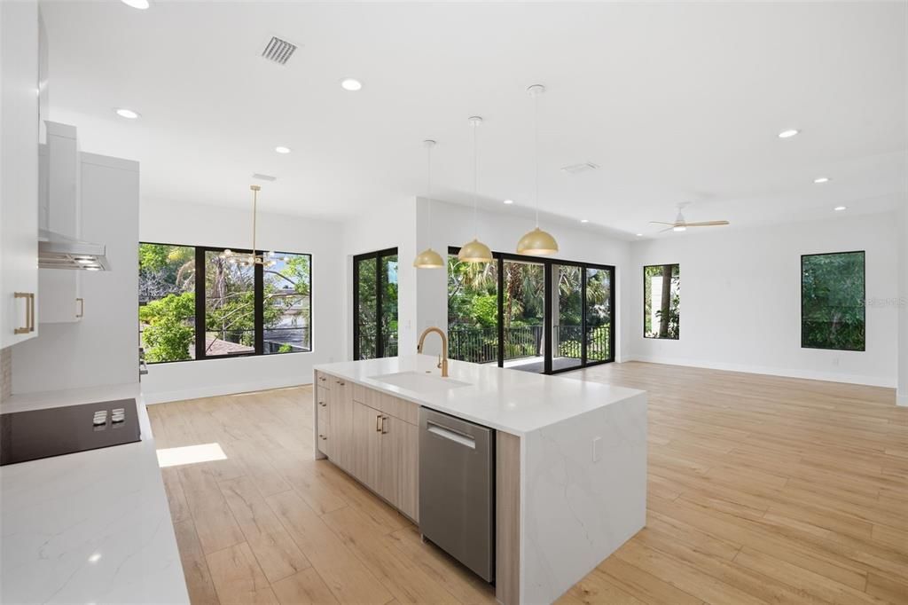Activo con contrato: $999,000 (4 camas, 3 baños, 3005 Pies cuadrados)