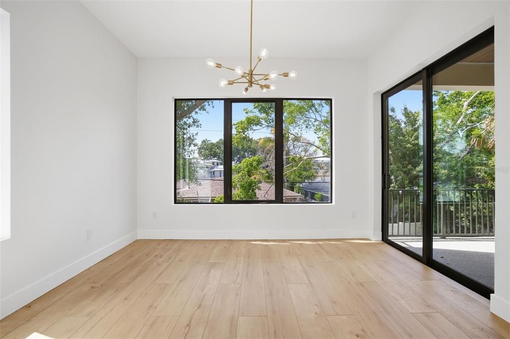Activo con contrato: $999,000 (4 camas, 3 baños, 3005 Pies cuadrados)