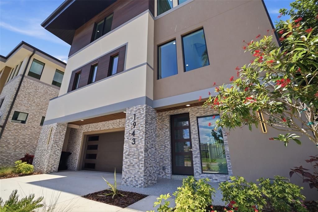 Activo con contrato: $999,000 (4 camas, 3 baños, 3005 Pies cuadrados)