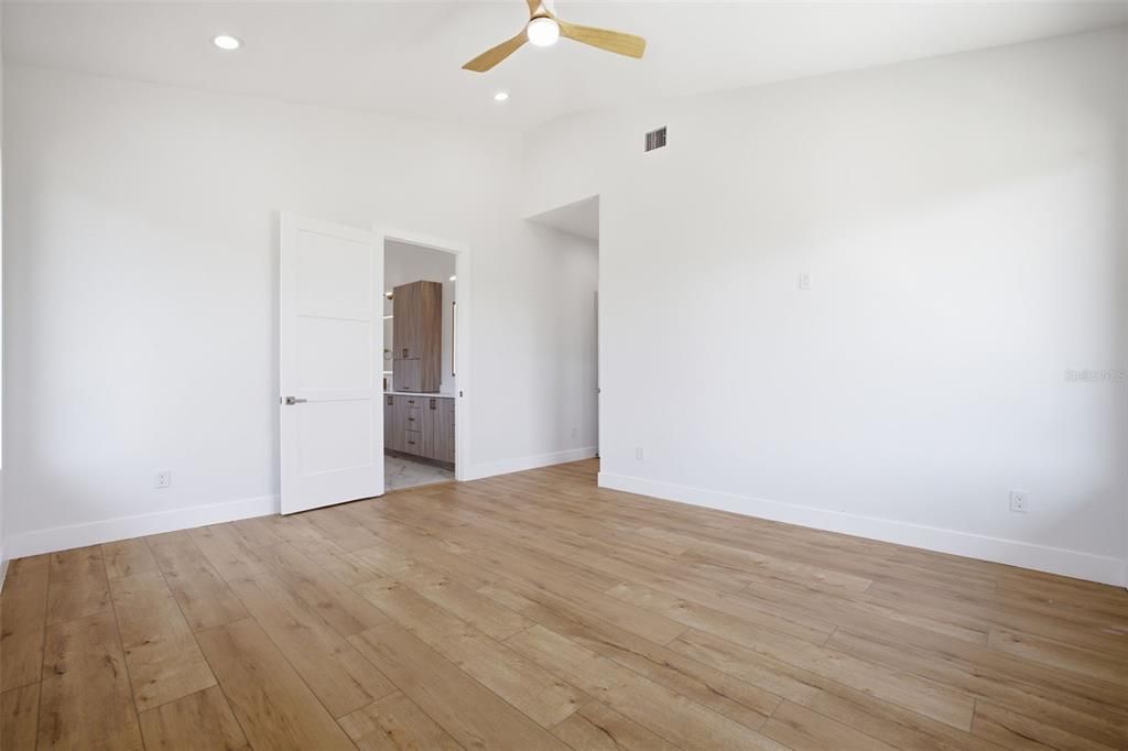 Activo con contrato: $999,000 (4 camas, 3 baños, 3005 Pies cuadrados)