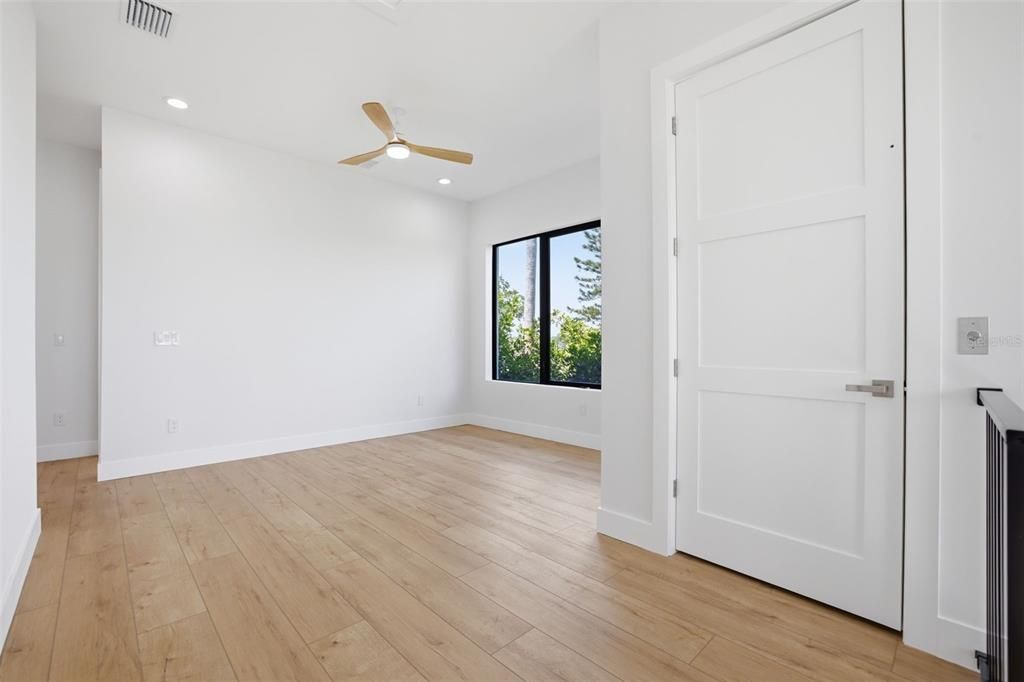 Activo con contrato: $999,000 (4 camas, 3 baños, 3005 Pies cuadrados)