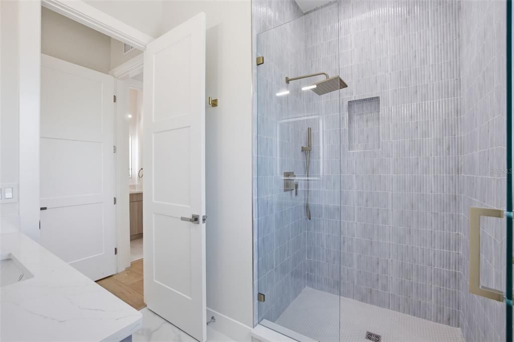 Activo con contrato: $999,000 (4 camas, 3 baños, 3005 Pies cuadrados)