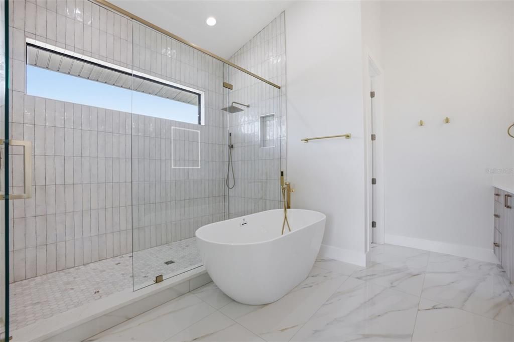 Activo con contrato: $999,000 (4 camas, 3 baños, 3005 Pies cuadrados)