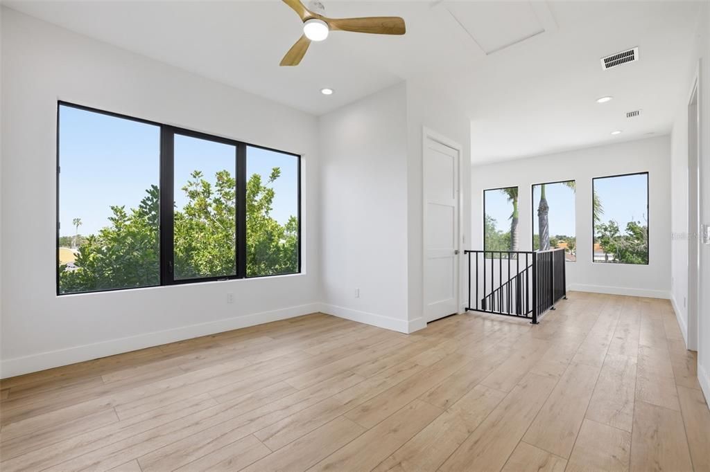 Activo con contrato: $999,000 (4 camas, 3 baños, 3005 Pies cuadrados)