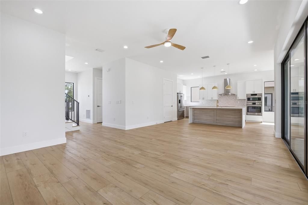 Activo con contrato: $999,000 (4 camas, 3 baños, 3005 Pies cuadrados)