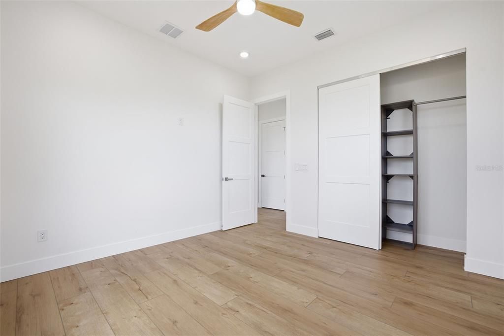 Activo con contrato: $999,000 (4 camas, 3 baños, 3005 Pies cuadrados)