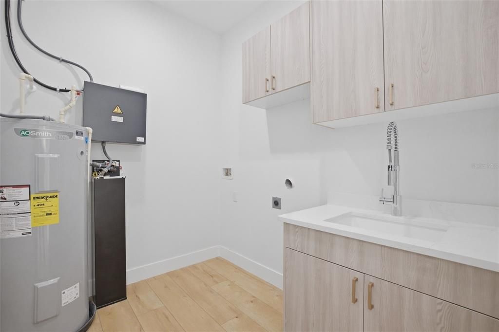 Activo con contrato: $999,000 (4 camas, 3 baños, 3005 Pies cuadrados)