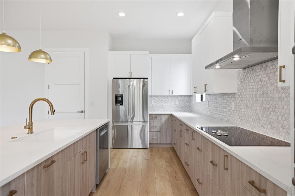 Activo con contrato: $999,000 (4 camas, 3 baños, 3005 Pies cuadrados)
