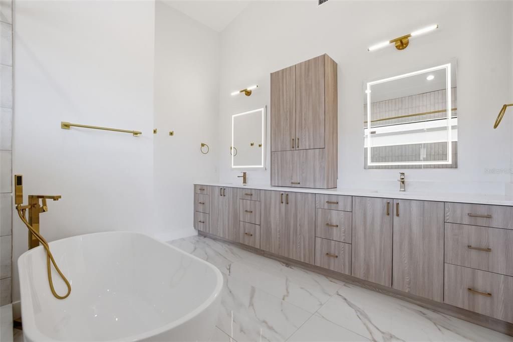 Activo con contrato: $999,000 (4 camas, 3 baños, 3005 Pies cuadrados)