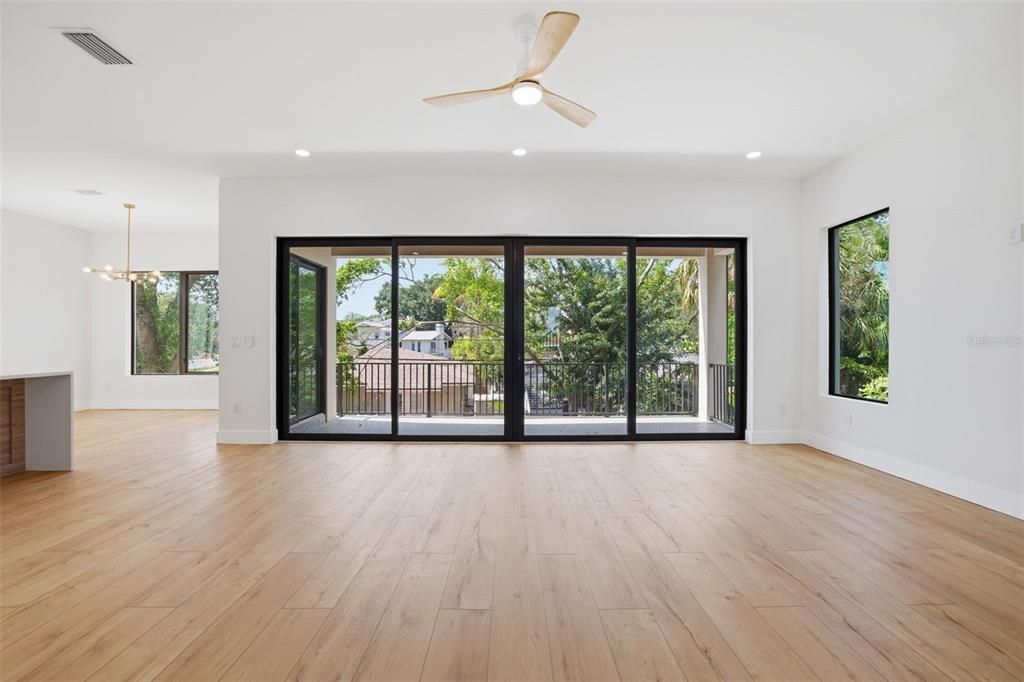 Activo con contrato: $999,000 (4 camas, 3 baños, 3005 Pies cuadrados)