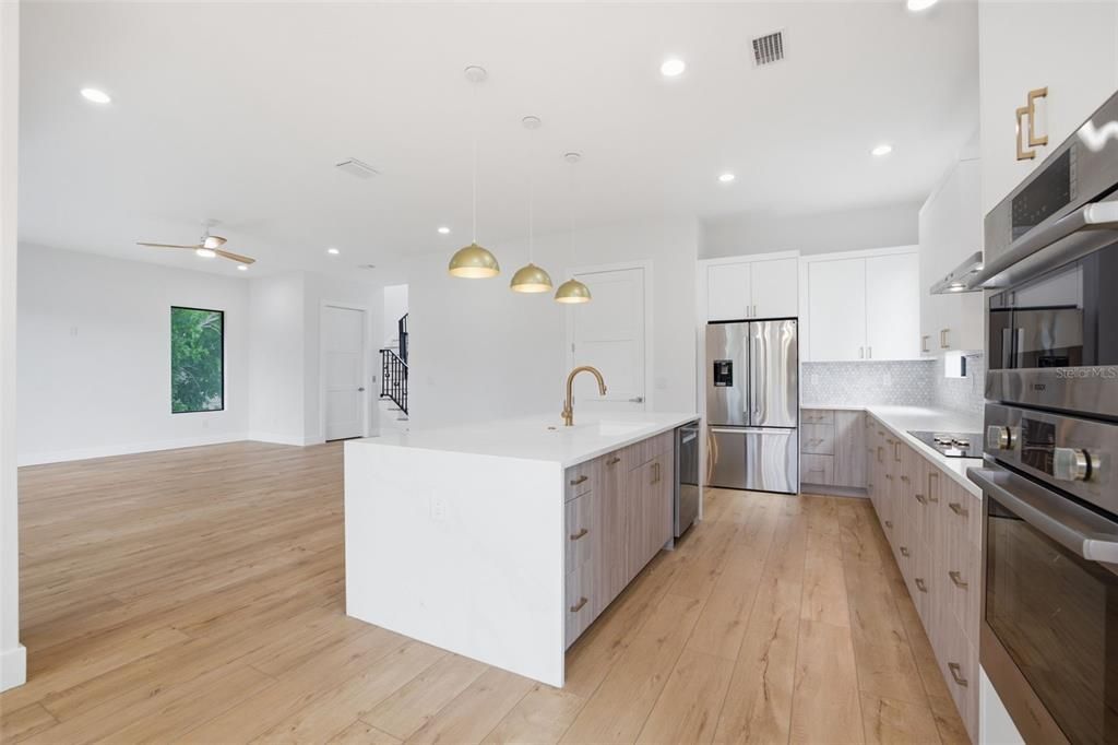 Activo con contrato: $999,000 (4 camas, 3 baños, 3005 Pies cuadrados)