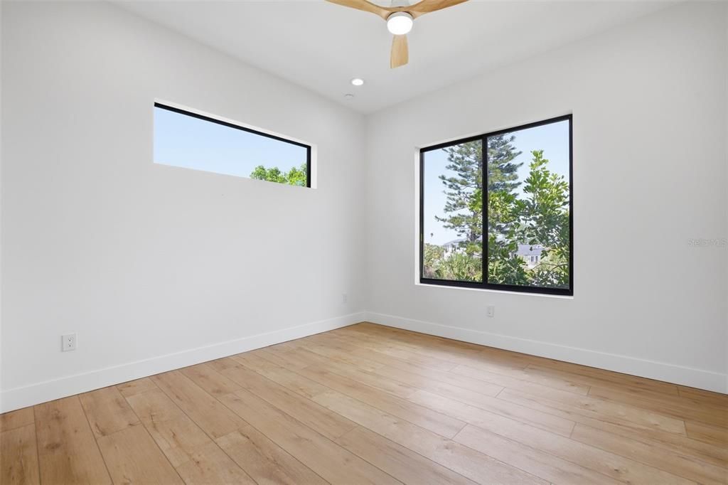 Activo con contrato: $999,000 (4 camas, 3 baños, 3005 Pies cuadrados)