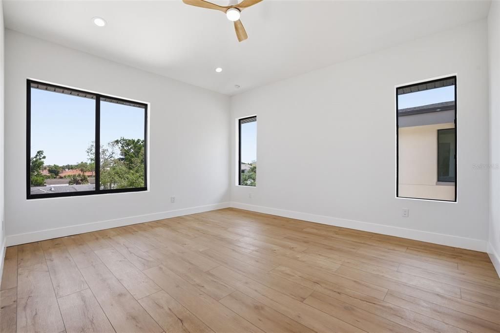 Activo con contrato: $999,000 (4 camas, 3 baños, 3005 Pies cuadrados)