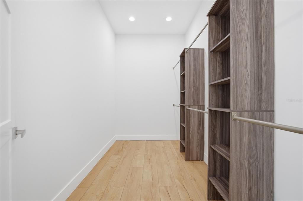 Activo con contrato: $999,000 (4 camas, 3 baños, 3005 Pies cuadrados)