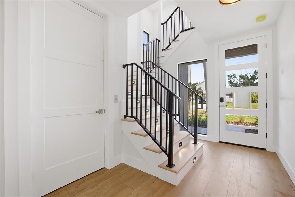 Activo con contrato: $999,000 (4 camas, 3 baños, 3005 Pies cuadrados)