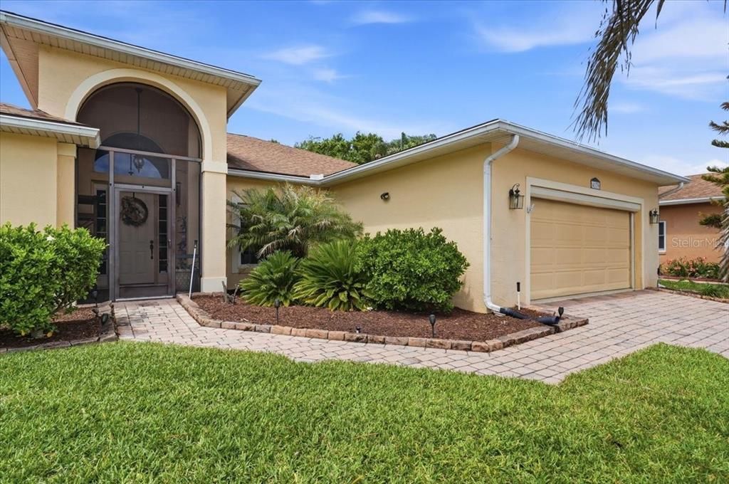 Activo con contrato: $379,900 (3 camas, 2 baños, 2229 Pies cuadrados)