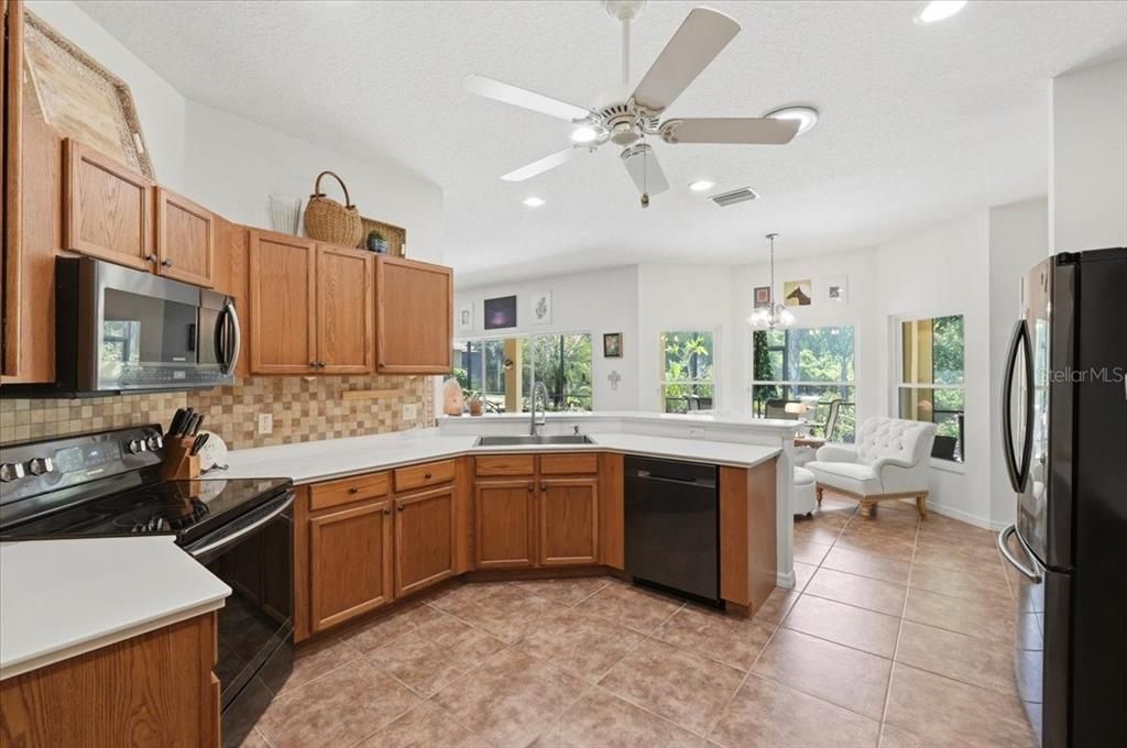 Activo con contrato: $379,900 (3 camas, 2 baños, 2229 Pies cuadrados)