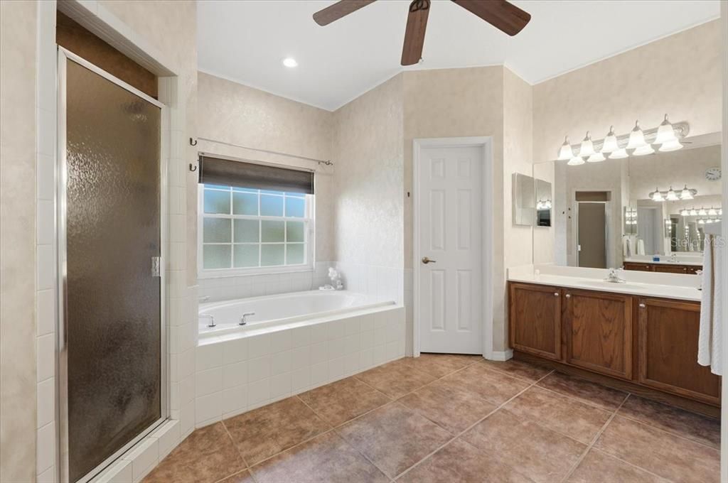 Activo con contrato: $379,900 (3 camas, 2 baños, 2229 Pies cuadrados)