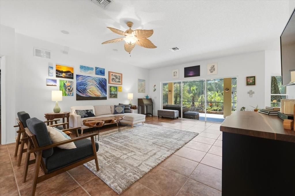 Activo con contrato: $379,900 (3 camas, 2 baños, 2229 Pies cuadrados)