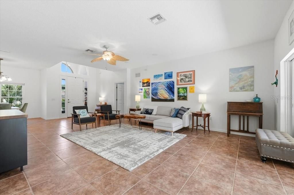 Activo con contrato: $379,900 (3 camas, 2 baños, 2229 Pies cuadrados)