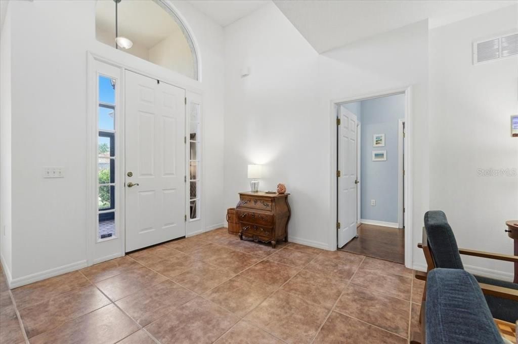 Activo con contrato: $379,900 (3 camas, 2 baños, 2229 Pies cuadrados)