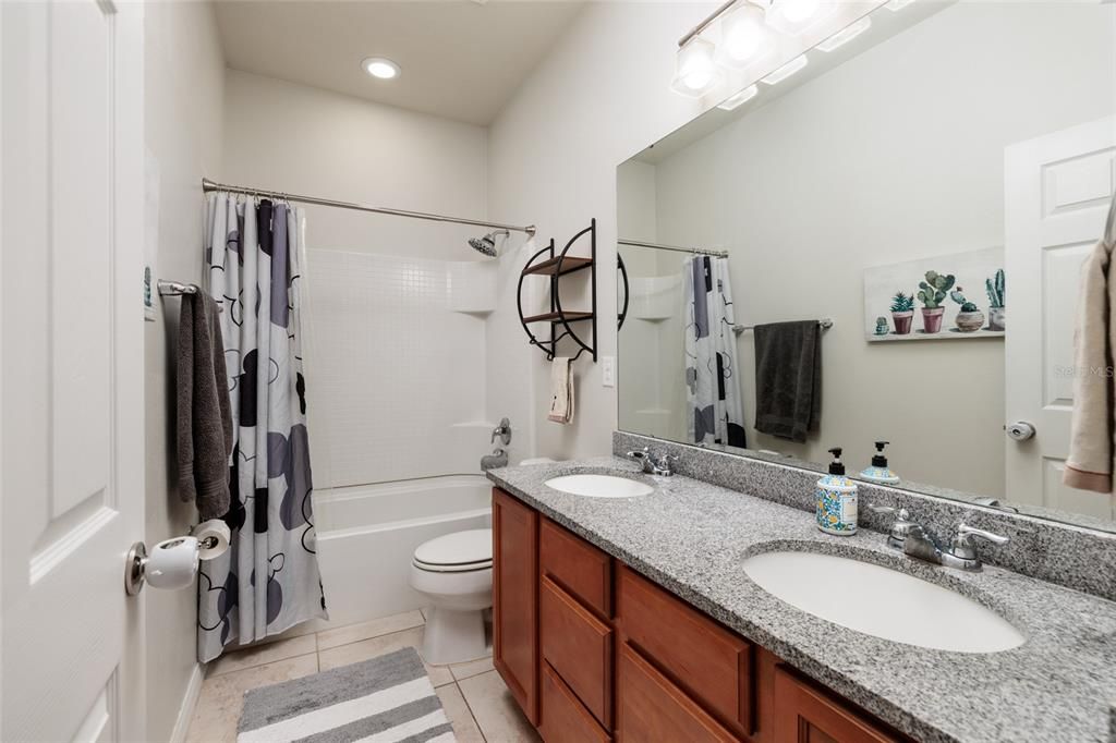 Activo con contrato: $349,000 (3 camas, 2 baños, 1560 Pies cuadrados)