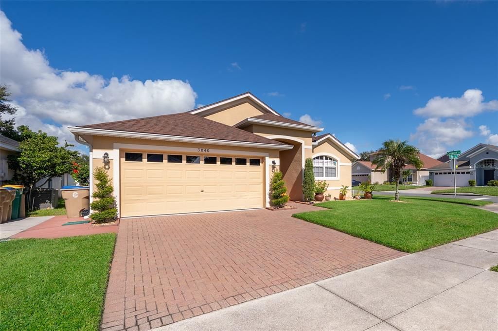 Activo con contrato: $379,900 (3 camas, 2 baños, 1664 Pies cuadrados)