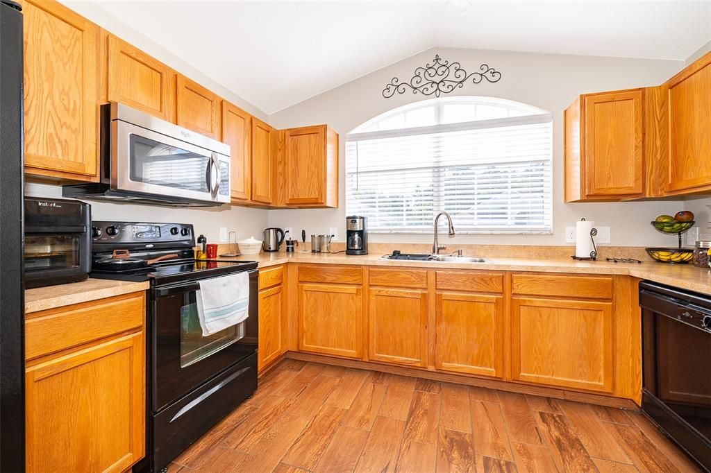 Activo con contrato: $379,900 (3 camas, 2 baños, 1664 Pies cuadrados)