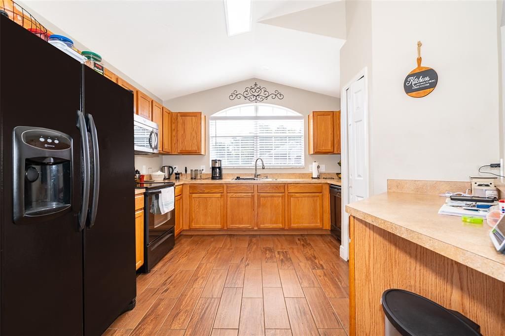 Activo con contrato: $379,900 (3 camas, 2 baños, 1664 Pies cuadrados)