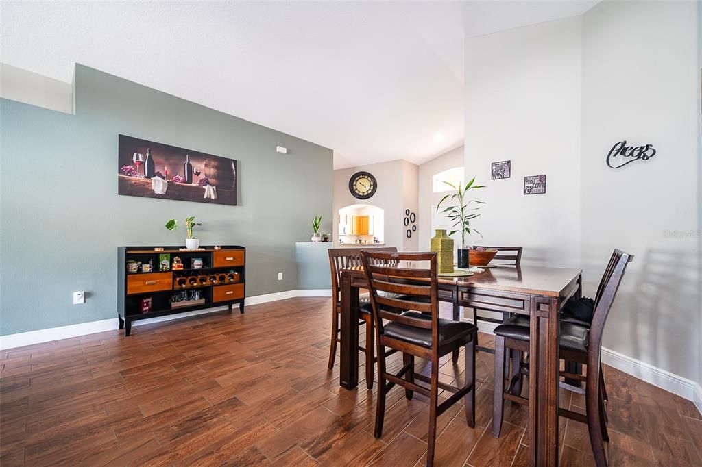 Activo con contrato: $379,900 (3 camas, 2 baños, 1664 Pies cuadrados)