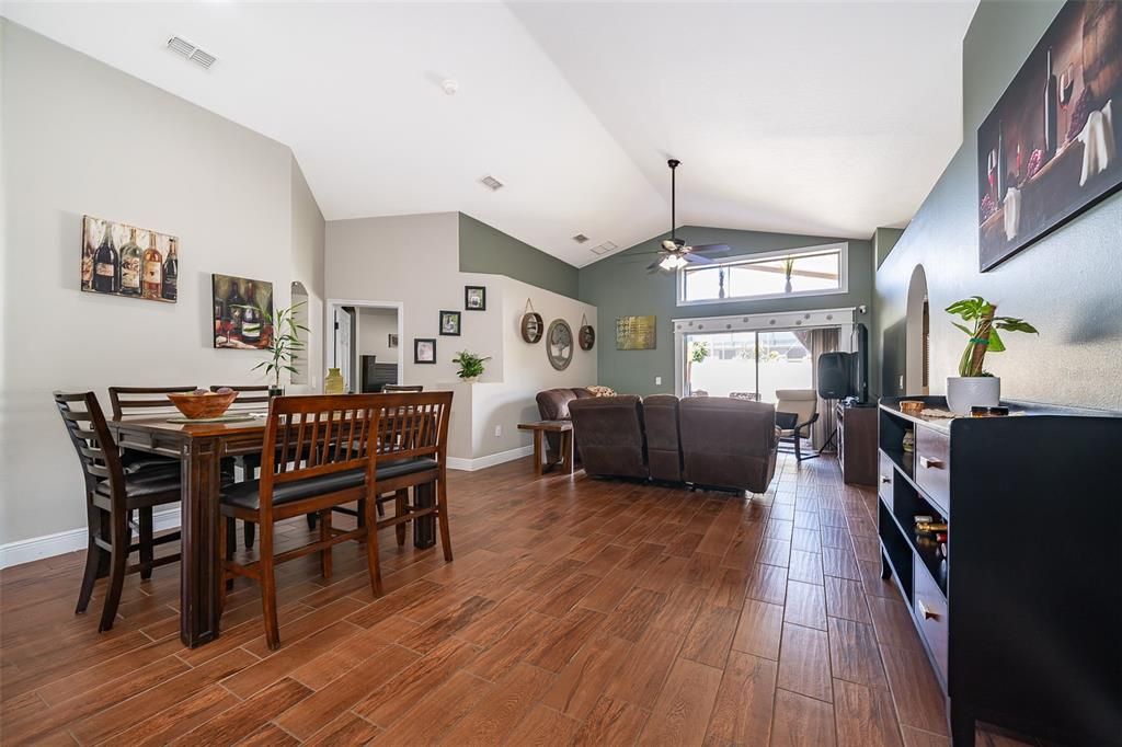 Activo con contrato: $379,900 (3 camas, 2 baños, 1664 Pies cuadrados)