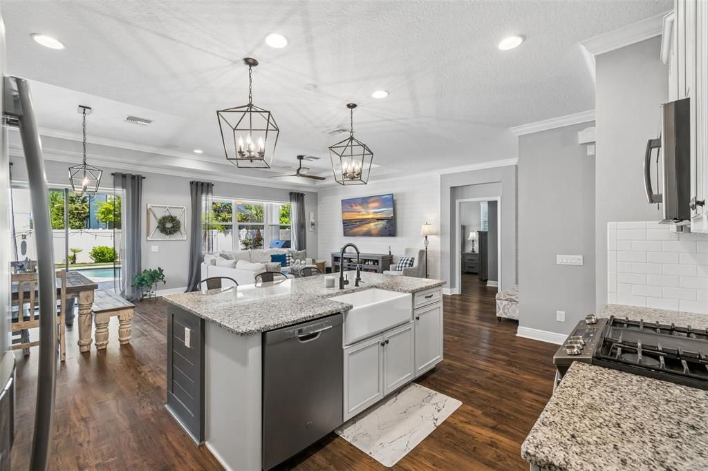Active With Contract: $758,000 (4 beds, 2 baths, 2848 Square Feet)