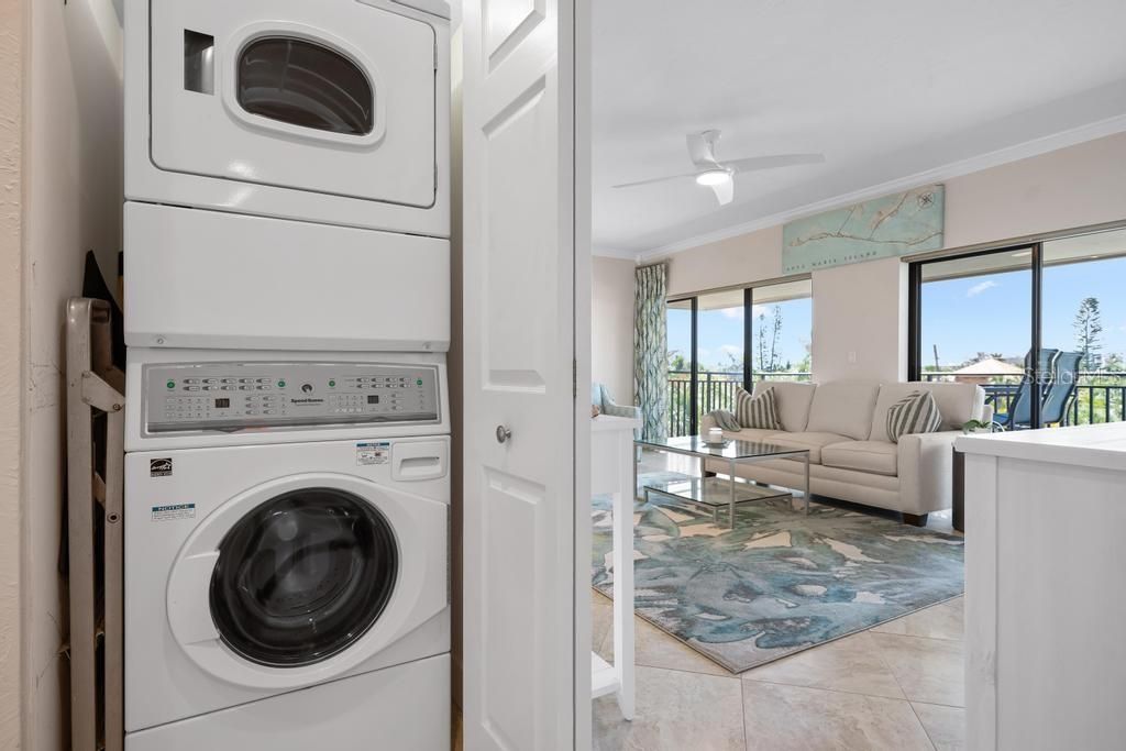 For Sale: $695,000 (2 beds, 2 baths, 1011 Square Feet)