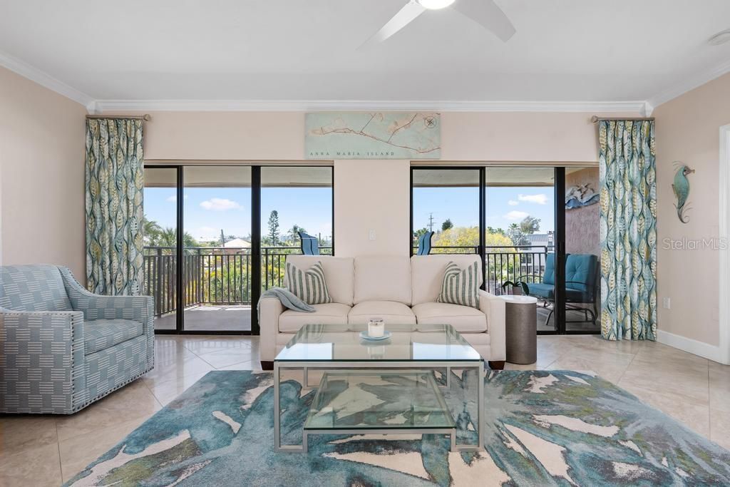 For Sale: $695,000 (2 beds, 2 baths, 1011 Square Feet)
