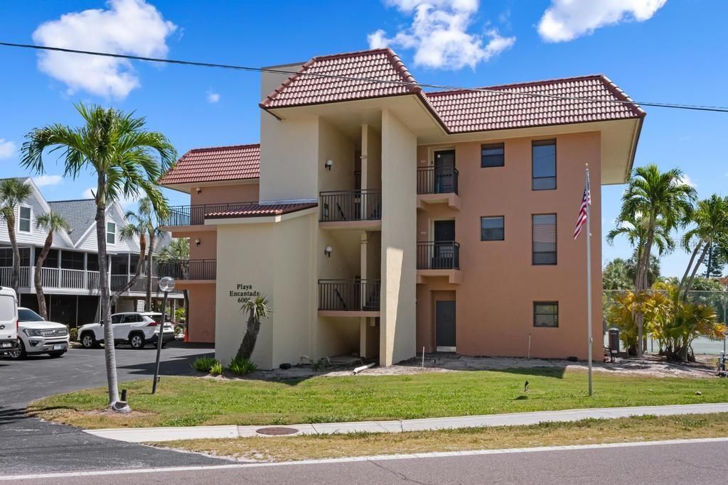 For Sale: $695,000 (2 beds, 2 baths, 1011 Square Feet)