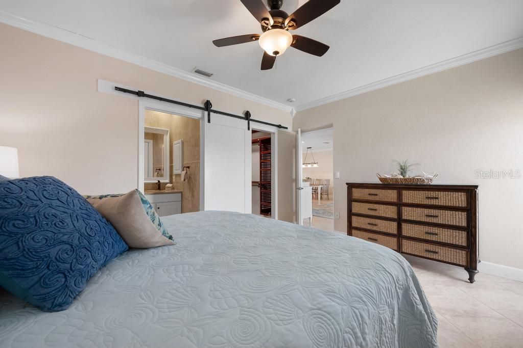For Sale: $695,000 (2 beds, 2 baths, 1011 Square Feet)