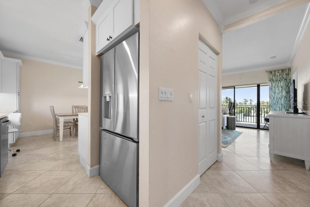 For Sale: $695,000 (2 beds, 2 baths, 1011 Square Feet)