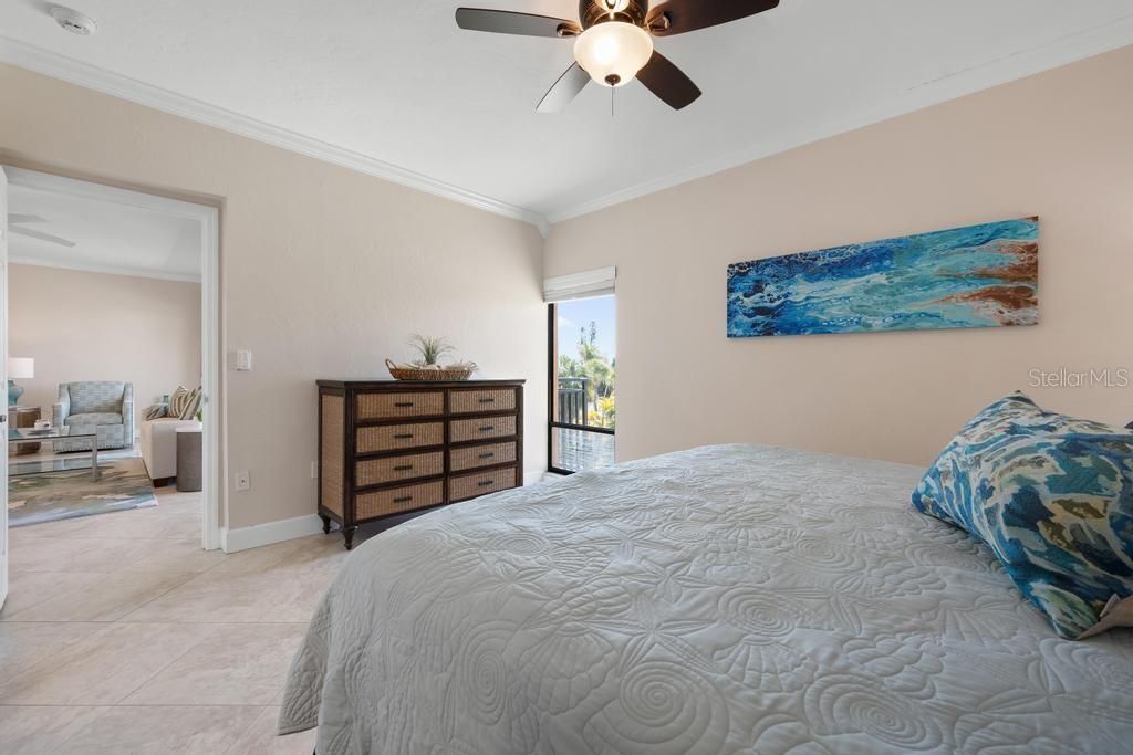 For Sale: $695,000 (2 beds, 2 baths, 1011 Square Feet)