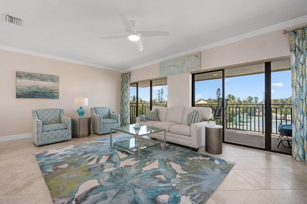 For Sale: $695,000 (2 beds, 2 baths, 1011 Square Feet)