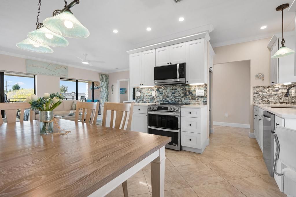 For Sale: $695,000 (2 beds, 2 baths, 1011 Square Feet)