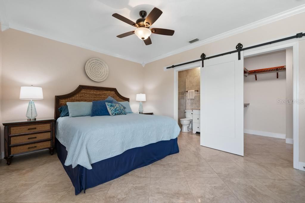 For Sale: $695,000 (2 beds, 2 baths, 1011 Square Feet)
