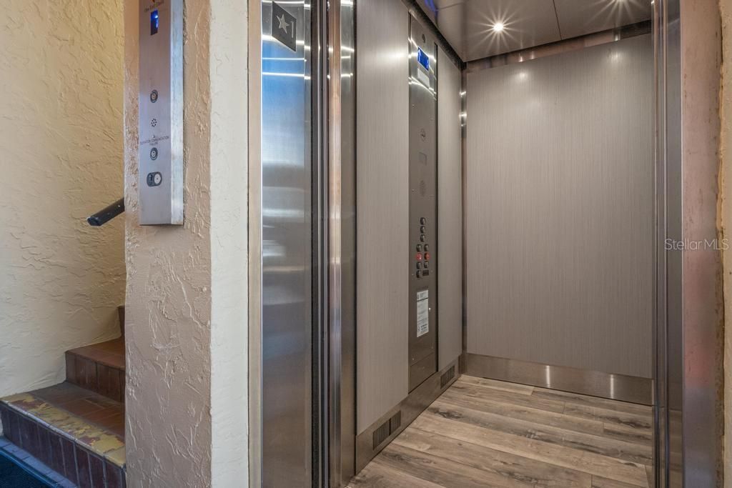For Sale: $695,000 (2 beds, 2 baths, 1011 Square Feet)