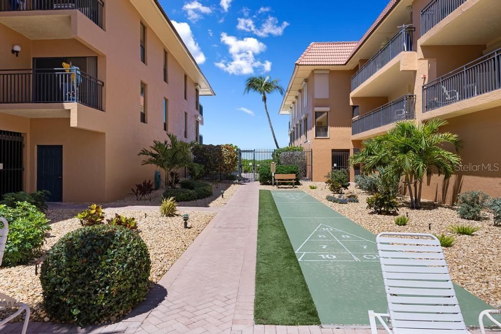 For Sale: $695,000 (2 beds, 2 baths, 1011 Square Feet)