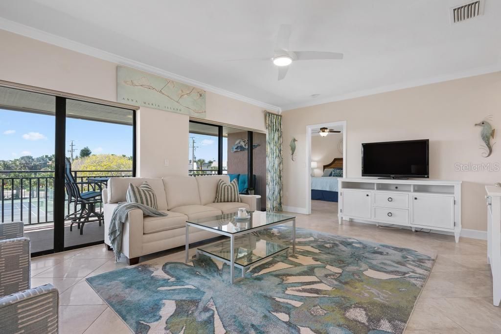 For Sale: $695,000 (2 beds, 2 baths, 1011 Square Feet)