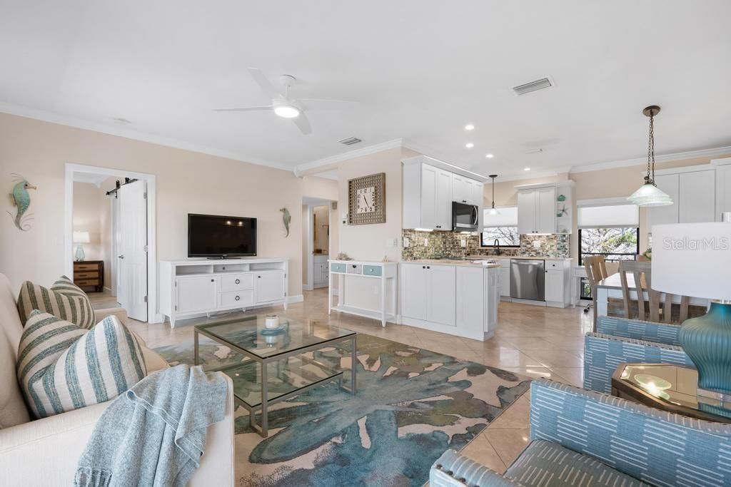 For Sale: $695,000 (2 beds, 2 baths, 1011 Square Feet)